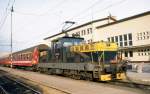 Ein  Bgeleisen , Elektrolok 110008 der slowakischen Eisenbahn, rangiert  Schnellzugwagen im Grenzbahnhof zu Polen in Plavec am 2.6.2003.