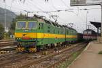 Doppellok 131 020 - 131 019 fährt am 5.10.2015 mit einen Güterzug durch den Bahnhof Zilina.