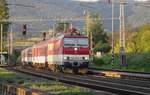 ZSSK 162 002 treft mit deren Osobni am 22 Juni 2022 in Spisske Vlaché ein.