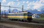 Vor den Schnee bedeckten Gipfeln der Hohen Tatra steht die ZSR Elektrolok
162007 am 1.5.2003 im Gleisvorfeld des Bahnhof Poprad Tatry.