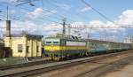 Um 17.13 Uhr hat am 1.5.2003 die Standzeit dieser Os Garnitur ein Ende.
Elektrolok 152007 zieht im Bahnhof Poprad Tatry aus dem Abstellgleis vor und
drckt die Garnitur in den Bahnhof.