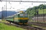 162006 fhrt am 2.6.2005 in Kralovany mit ihrem Os in Richtung Poprad aus.
Rechts sind Teile des Depot Kralovany zu sehen.