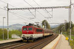 24. April 2019 in Strecno: 163 101-9 mit einem OS erreicht den Bahnhof. 