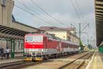 Elektrolokomotive 163 110-0 mit Personenzug nach Bratislava wartet auf Abfahrt / Tschop, Ukraine / 19.07.2025