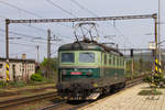 183 013-2 hat bis Ruskov einen langen Güterzug nachgeschoben und geht nun vom Zug.