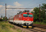 350 008-9 + Schnellzug kurz hinter der Haltestelle Bratislava - Vinohrady.