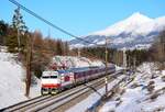 Schöner Wintermorgen in der Tatra. Die neulackierte 350 015 ist mit dem IC 521 (Bratislava - Košice) zwischen Štrba und Štrba Zastávka. 
20.01.2024.