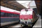 ZSR 350 002 mit dem Railjet daneben in Budapest Keleti plyaudvar. 14.02.2009