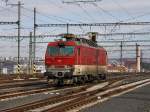 Die 350 011 am 03.04.2010 bei einer Rangierfahrt in Praha Hbf. 