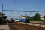 ZSR Gorilla 350004 kommt am 21.8.2011 mit einem Eurocity aus Prag daher und überholt im Bahnhof Zabori nad Labem die CD Elektrolok 122053, die dort mit einem Güterzug Richtung Pardubitz warten muss.