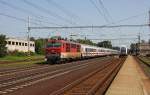 Slowakische E-Lok mit deutscher Eurocity Garnitur auf tschechischen Gleisen. 
Der ZSR Gorilla 350002 ist damit am 21.8.2011, hier bei der Durchfahrt in Zabori nad Labem, unterwegs nach Prag.