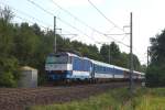 ZSR Gorilla 350012 ist am 21.8.2013 hier bei Stary Kolin um 9.33 Uhr auf dem Weg nach Prag.