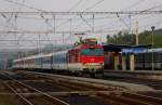 ZSK 350018 braust am 23.8.2013 früh morgens mit einem bunt gemischten Schnellzug aus Prag kommend durch den Bahnhof Zabori nad Labem.