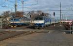 350 014-7 mit dem IC von Veseli nad Moravou passiert am 14.11.2015 bei der Einfahrt in den Zielbahnhof Prag die im Gleisvorfeld des Hauptbahnhofs abgestellte 362 171-1.