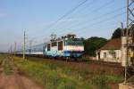 ZSR Werbelok 350006 hat am 21.8.2013 um 8.49 Uhr bei der Vorbeifahrt an Stary Kolin in Richtung Pardubitz eine bunte CD Garnitur am Haken.