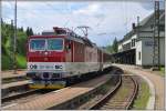 D605  Dargov  mit bestens gepflegter 361 105-0 beim Halt in Štrba.