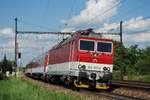 362 017-6 verläßt mit einem Schnellzug den Bhf. Bratislava - Vinohrady. (21.06.2019)