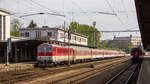 362 001-0 mit einem Schnellzug nach Bratislava steht am 25.