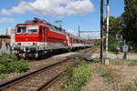 362 020 am Mittag des 6.9.26 bei Kosice an einem Bahn�bergang. 