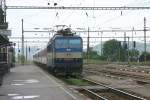 IC nach Kosice braust mit 362014 am 1.6.2005 auf Gleis durch Trencianska Tepla,   so dass ich mich nach dem Foto schnell abdrehen musste.