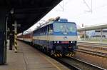 362 008-5 mit Fernzug R 11703 Bratislava hl. st./Preßburg Hbf. (12:47) – Trenčín/Trentschin (14:15; fährt werktags) – Žilina/Sillein (15:33, nur freitags) haltet im Bahnhof Trnava/Tyrnau; 04.12.2014