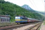 Meine Fotosession im Bahnhof Kralovany ging am 2.6.2005 mit der Ankunft dieses
Zuges zu Ende. Mit 363137 als Zuglok fuhr ich mit dem einfahrenden R weiter
nach Zilina.