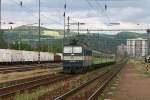 363095 fhrt am 31.5.2005 mit einem Os in den Bahnhof Trencin ein.