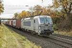 383 426-4 ist mit einem Containerzug bei Kerzell in Richtung Fulda unterwegs,gesehen am 05.11.2025.