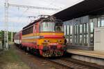 ZSSK 240 030 steht nach Umlaufen wieder vor deren Zug am 24 Juni 2022 in Trnava.