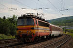 Die  Laminatka  240 037-2 mit einem Inlandsschnellzug kurz vor Bratislava - Vinohrady. (07.06.2017)