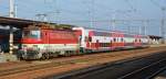 240 129-7 mit Doppelstockgarnitur abgestellt im Knotenbahnhof Leopoldov/Leopoldstadt; 20.10.2013