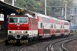 Am verregneten 19 September 2017 steht 263 006 in Bratislava hl.st. und schützt die Reisende vom Regen.