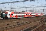 Doppelstockwendezug mit dem ZSSK 96 56 4951 004-1 an der Spitze und geschoben von der ZSSK 263 011-9 am 18.März 2015 in Bratislava hl.st..