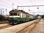 Eine Vogel und eine Bahnfotograf sehen eine alte Triebwagen der BR 460 (Baujahr: 1971, Gleichstrohm 3kV), der 460 054-0/063 380-0/063 379-2/460 053-2), auf Bahnhof Preov am 3-8-2005.