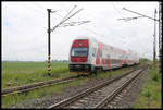 Mit Steuerwagen 971014-6 voraus fährt hier am 16.5.2019 um 11.40 Uhr der Elefant als Zug 4634 nach Bratislava in den Bahnhof Tvrdosovce ein.