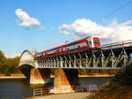 Eine slowakische  CityElefant  671 überquert die Brücke über den Waag (Váh).
Das Foto ist die Arbeit meines Sohnes Márk Németh.
14.04.2020.