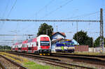 Lebensbild von Bahnhof Šaľa: Die Doppelstocktriebwagen 671 018 bei der Abfahrt in Richtung Nová Zámky. Im Hintergrund ist die 363 095  Eso : wartet auf ihrem nächsten Einsatz.
Šaľa, 14.08.2021.