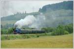 ‎477 013 als Os 31217 von Vrtky nach Kremnica am 2.6.2012 augenommen kurz nach der Ausfahrt aus dem Bahnhof Horn tubňa.