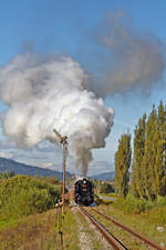 Mit einer mächtigen Rauchfahne ist die 556 036 bei Vaľkovňa mit ihrem Foto-Güterzug unterwegs. (04.10.2019)