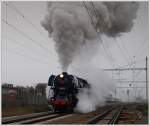 498.104 „Albatros jednička“ mit ihrem Sonderzug von Bratislava ber Kuty, Trnava retour nach Bratislava, am 6.12.2009 bei der Ausfahrt aus enkvice.