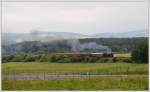 464 001 am 2.6.2012 anlsslich der Kindertage in Vrtky mit ihrem Sonderzug Os 31202 von Prievidza nach Vrtky kurz vor Horn tubňa, wo der Zug gestrzt werden musste.