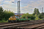 Nachschuss auf Zweiwegebagger ATLAS 1604 KZW (NVR-Nummer nicht bekannt), der, mit einem Flachwagen der Gattung  Res  (31 56 3937 429-9 SK-BUG) der BUG Verkehrsbau AG voran, den Bahnhof Berlin Springpfuhl auf dem Berliner Außenring (BAR | 6012) in nördlicher Richtung durchfährt.
Aufgenommen vom S-Bahnsteig (Gleis 20/21).
[18.7.2019 | 18:08 Uhr]