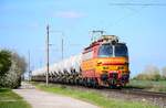 Die ZSSK Cargo Laminátka 240 019 ist mit einem Duslo Kesselwagenzug unterwegs nach Šaľa kurz vor Bf.