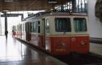 Strba am Fu der Hohen Tatra ist ein sehr interessanter Bahnhof.
Im oberen Teil, innen im Bahnhof Gebude befindet sich die Talstation
der Zahnradbahn. Unten, quasi auf Ebene  Null  liegt der Bahnhof. Dieser
zieht sich in weitem Bogen durch zwei lang gestreckte Kurven. An den Zufahrten
und auch von der Bschung von oben herab kann man den Bahnhof wunderbar einsehen
und hat viele Mglichkeiten, sich einen Fotopunkt zu suchen.
Diese Aufnahme entstand in der Bahnhofshalle im oberen Bahnhof. Dort mnden
zwei Gleise an einem Kopf Bahnsteig ein. Am 3.5.2003 stand dort
unser Zug mit 405952 abfahrbereit nach Strebske Pleso.