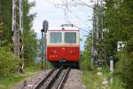 Bergauf sitzt der Fahrzeugfhrer im Steuerwagen. 905952 kommt hier am 8.6.2005 gerade in der Endhaltestelle der Zahnradbahn in Strbske Pleso in der Hohen Tatra an.
