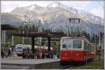 405 951-5 der Zahnradbahn von Štrba trifft in Štrbské Pleso auf die GTW der Adhäsionsstrecke Richtung Starý Smokovec.