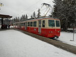 Ein Zahnradtriebwagen von den Schmalspurbahnen in der hohen Tatra wartet auf seine Rückfahrt. (Aufnahme: 05.03.2016)