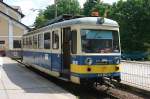 Die elektrische Schmalspurbahn von Trencianska Tepla nach Trencianske Teplice
ist nur sechs Kilometer lang und in bosnischer Spur 750 mm gebaut. Bei meinem
Besuch am 1.6.2005 fuhren die Triebwagen noch im Regelbetrieb. Mein Zug zum
Kurort,Triebwagen 911402, steht bereits abfahrbereit am Beginn der Strecke
am Bahnhof Trencianska Tepla.