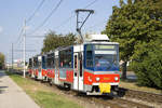 Am 7. September 2016 ist ein Tatra T6A5-Pärchen, angeführt von Wagen 7947 als Linie 5 bei Malé Krasňany unterwegs. 