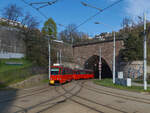 am 07.04.2022 verließen T6A5 7949 und 7950 den Schlossbergtunnel in Bratislava auf dem Weg als Linie 9 nach Karlsdorf (Karlova Ves). Der Straßenbahntunnel entstand in den 1980er Jahren durch Umbau aus einem reinen Straßentunnel. Für Autos ist die Strecke heute gesperrt. 